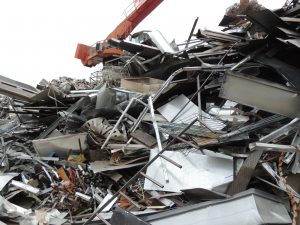 Montón de chatarra de hierro en instalaciones de Recemsa para reciclar