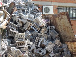 Cárter de aluminio apilados para reciclar en chatarrería