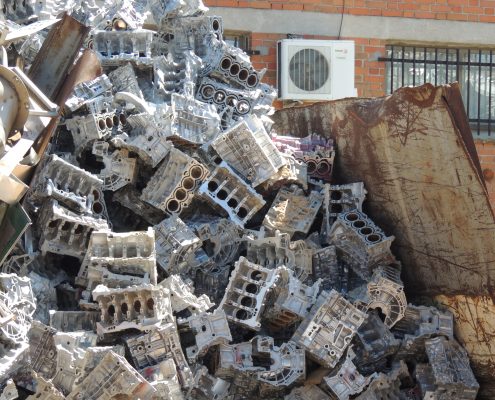 Cárter de aluminio apilados para reciclar en chatarrería