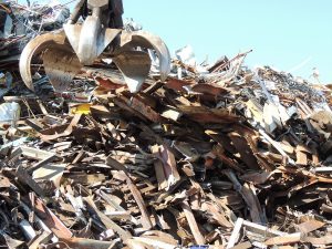 Chatarra de vigas de hierro amontonadas en chatarrería