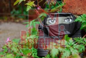 latas de chatarra con caras pintadas por un artista callejero