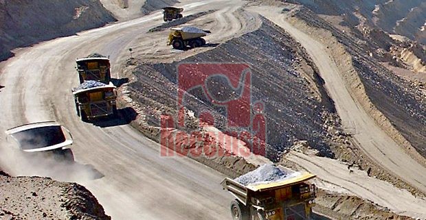 camiones recogiendo cobre para evitar la caída del precio del cobre