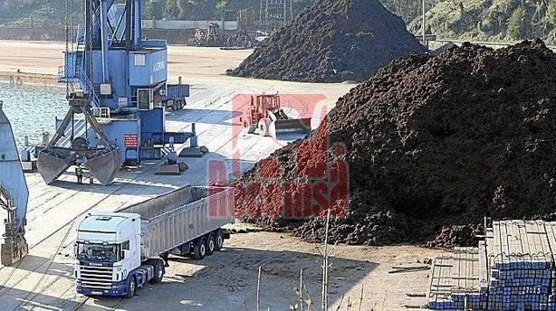 Camiones transportando toneladas de chatarra