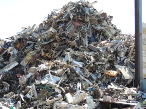 Montones de recortes de chapa nueva para reciclar