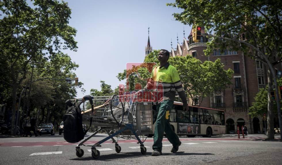 refugiados de la chatarra - persona recogiendo residuos electrónicos