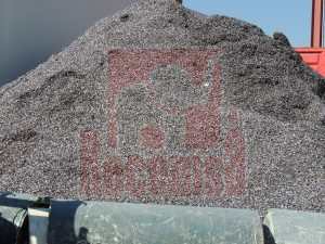 Montaña de virutas de titáneo en chatarrería en Madrid