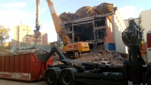 Operador durante el desmontaje de plantas industriales