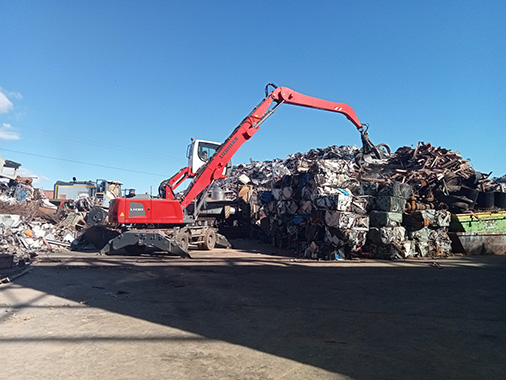 Excavadora de Recemsa clasificando chatarra en Madrid