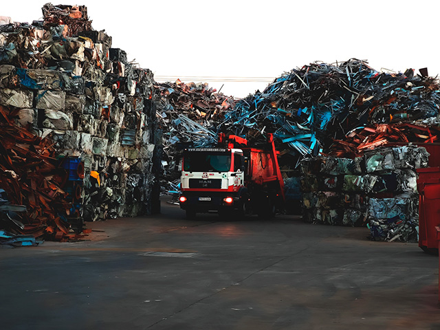 camion de recemsa trabajando en chatarreria en madrid