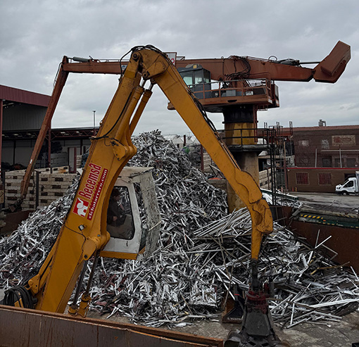 Maquinaría Recemsa gestionando residuos de chatarra en Madrid