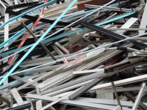 Chatarra de aluminio de perfil lacado