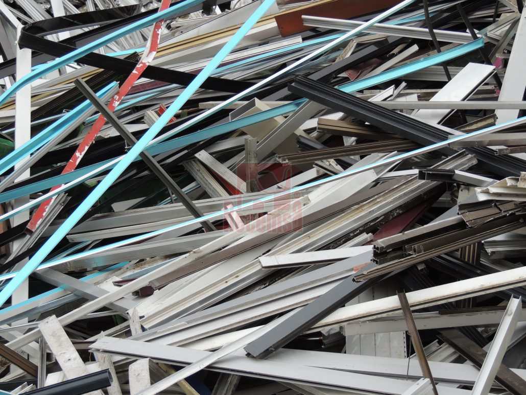 Chatarra de aluminio de perfil lacado