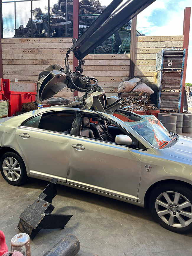 Descontaminación de vehículo en el centro cat