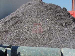 Montaña de virutas de titáneo en chatarrería en Madrid