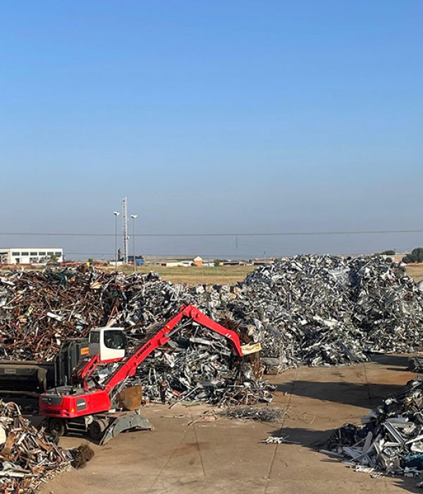 Maquinaria de Recemsa clasificando chatarra en Madrid